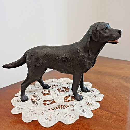 Black labrador figurine - black,